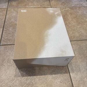 On Running Men's Accessory Box - Tan and White